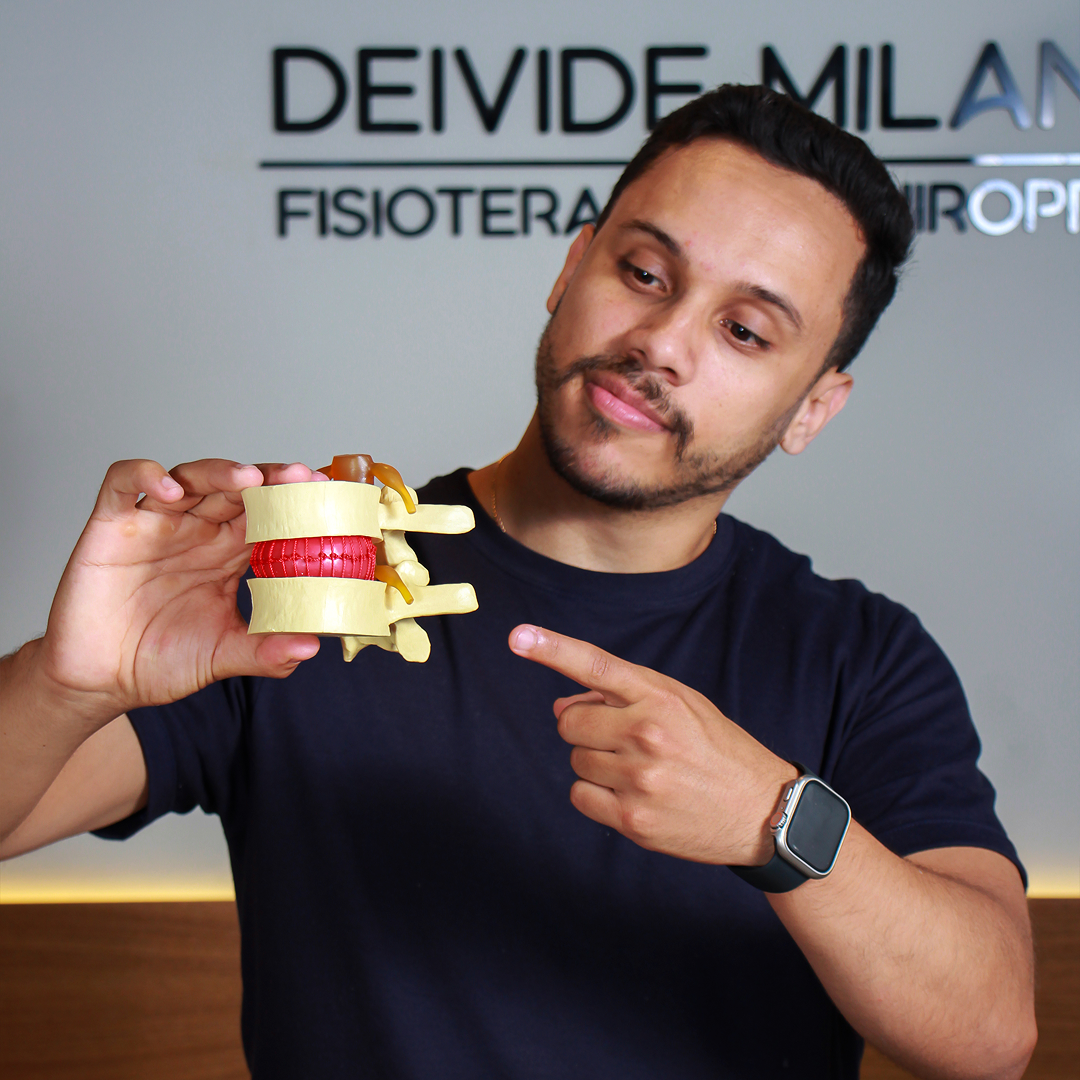 Deivide Milanez apresentando modelo anatômico de vértebras